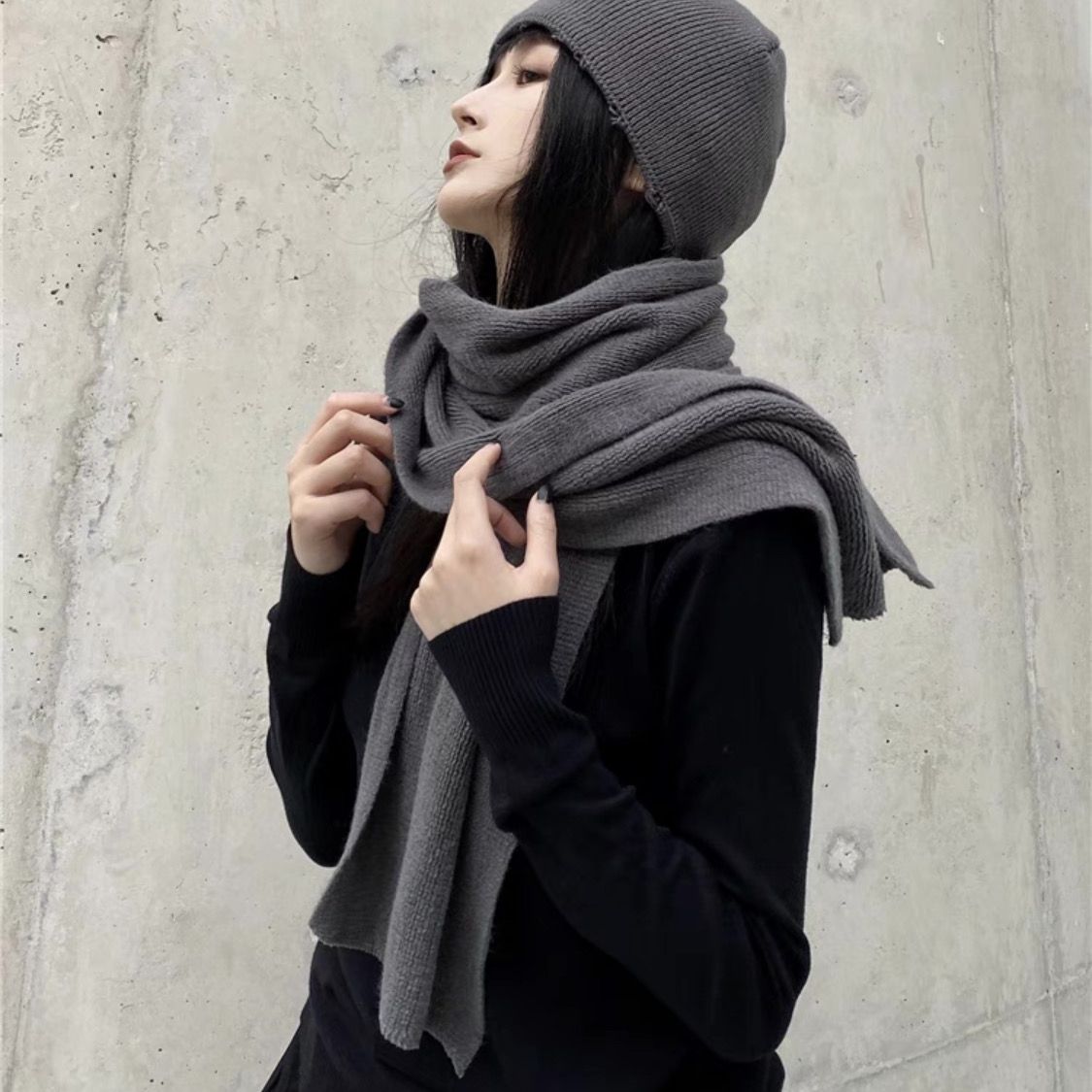 2022 Internet celebrity women's new atmosphere black scarf autumn and winter Korean version of high-end knitted scarf students all-match