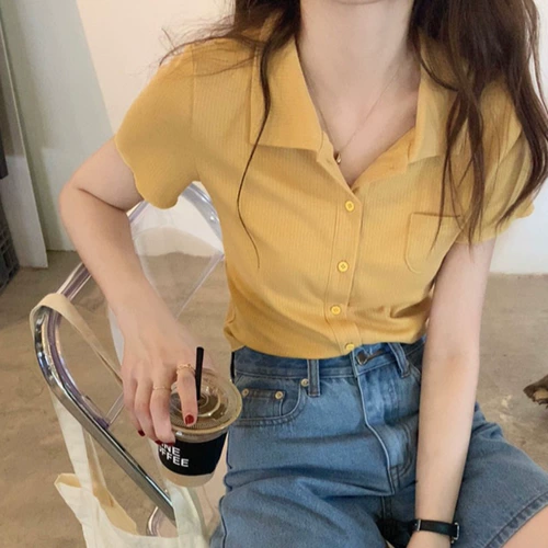 Рыжая короткая летняя тонкая трикотажная футболка с коротким рукавом, облегающий крой