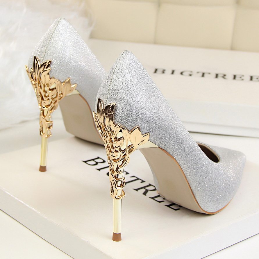 French-style ethereal crystal high heels, feminine stiletto heels, evening gown-style shoes with metallic steel heels and pointed toes.