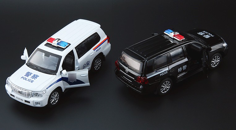The Garage 1:32 Toyota RAND CRUSER Police Car Sound Light Back Force Little Car Children Toy 32134 Boxed