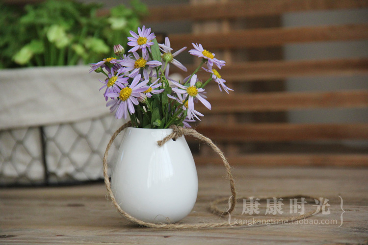 {康康 时} Bình treo màu trắng tinh khiết hình quả trứng với dây gai bằng gốm zakka - Vase / Bồn hoa & Kệ chậu cây cảnh bằng gốm sứ
