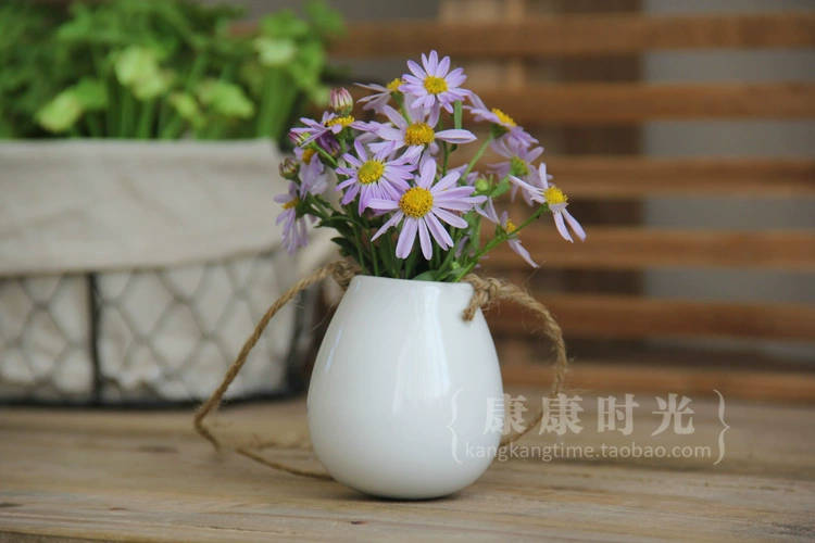 {康康 时} Bình treo màu trắng tinh khiết hình quả trứng với dây gai bằng gốm zakka - Vase / Bồn hoa & Kệ