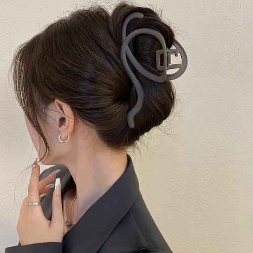 Небольшая дизайнерская большая матовая заколка-крабик, заколка для волос, зимний аксессуар для волос, акула, тренд сезона, изысканный стиль, новая коллекция