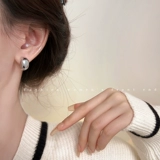 Глянцевые металлические небольшие дизайнерские серьги, 2025 года