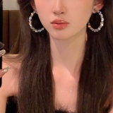 Дизайнерские серьги, модный аксессуар, тренд сезона, 2025 года