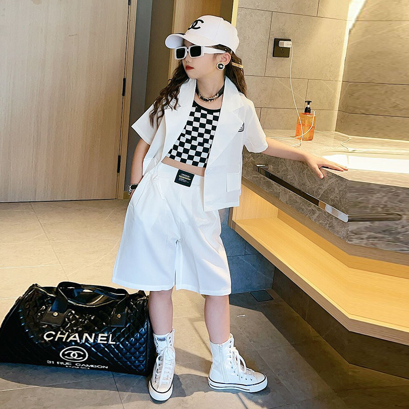 Girl Bully Suit Suit 2022 Summer with CUHK Boy Fried Street Short Sleeves Shorts Walk Show Inglén Wind Three Sets of Tides