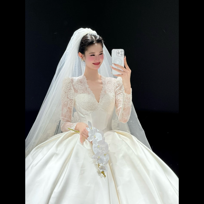 French-Style Heavy Satin V-Neck Wedding Dress for Brides, 2026 New Model, Runaway Princess Court Style, Long-Sleeve with Train, Main Wedding Gown for Women