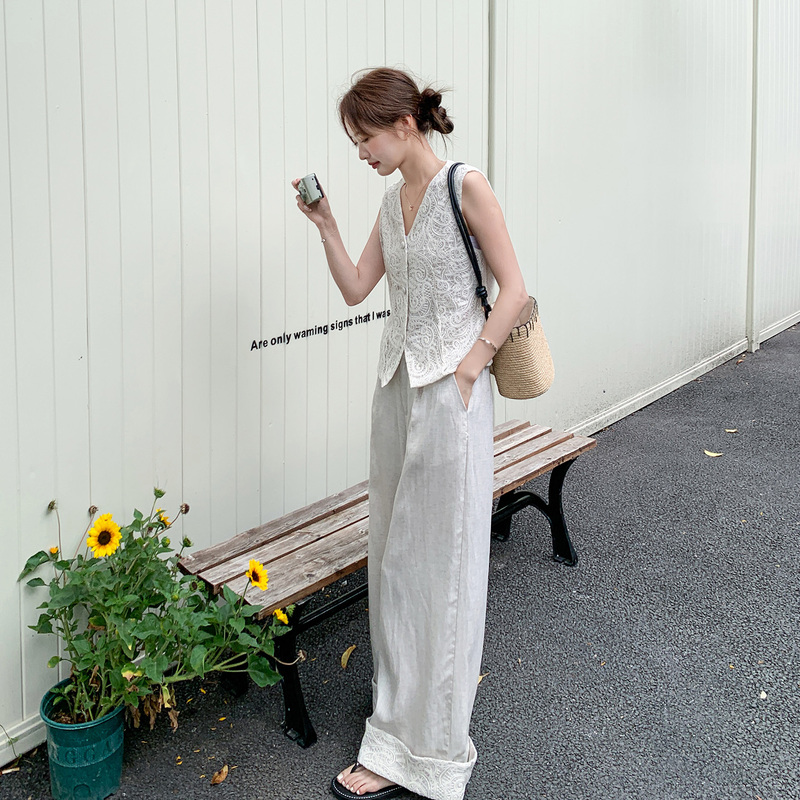 Off-White French Style Pure Desire Set for Women, 2026 Summer New V-Neck Lace Embroidered Vest and Wide-Leg Pants Two-Piece Set