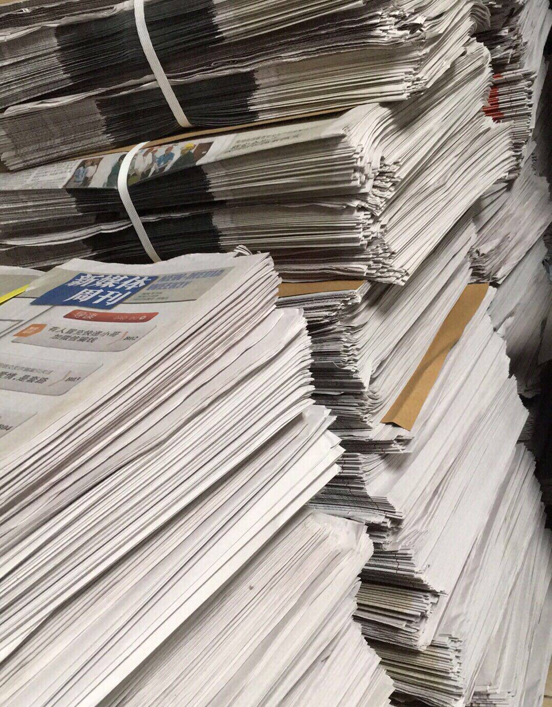 Old newspaper Brand new newspapers Are loaded with scrap newspapers pasted on the wall Newspaper wrapping paper Old newspaper wholesale