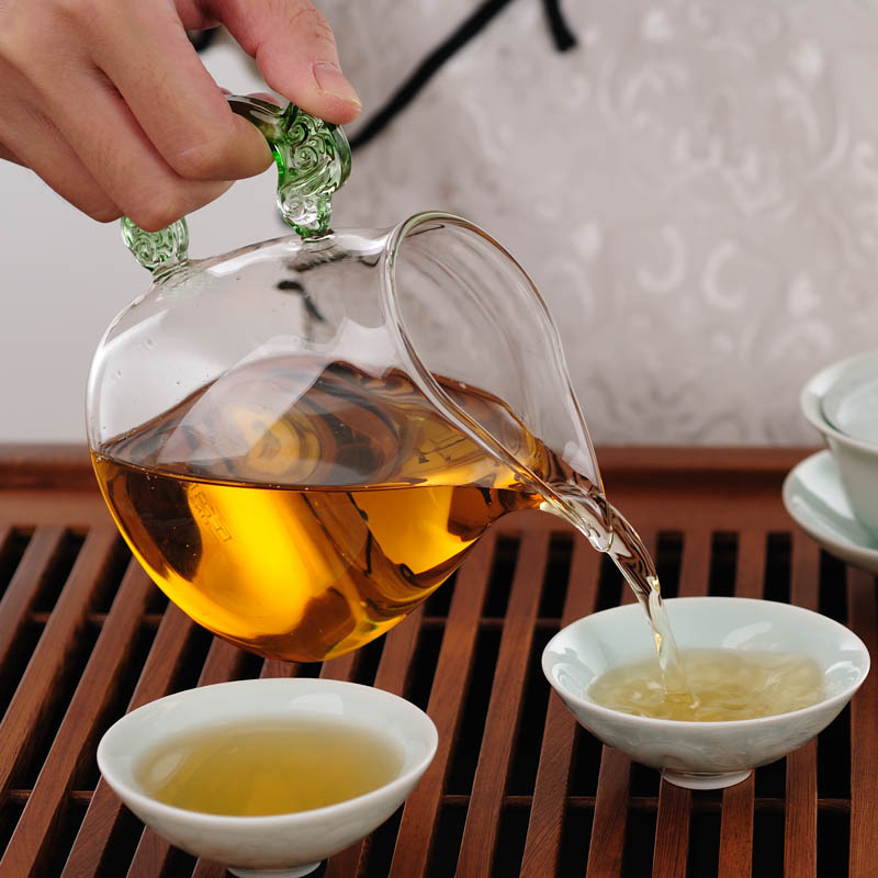 Fair ZuoMing right is more narrow glass the glass cup points is big capacity of tea and a cup of tea (a single take