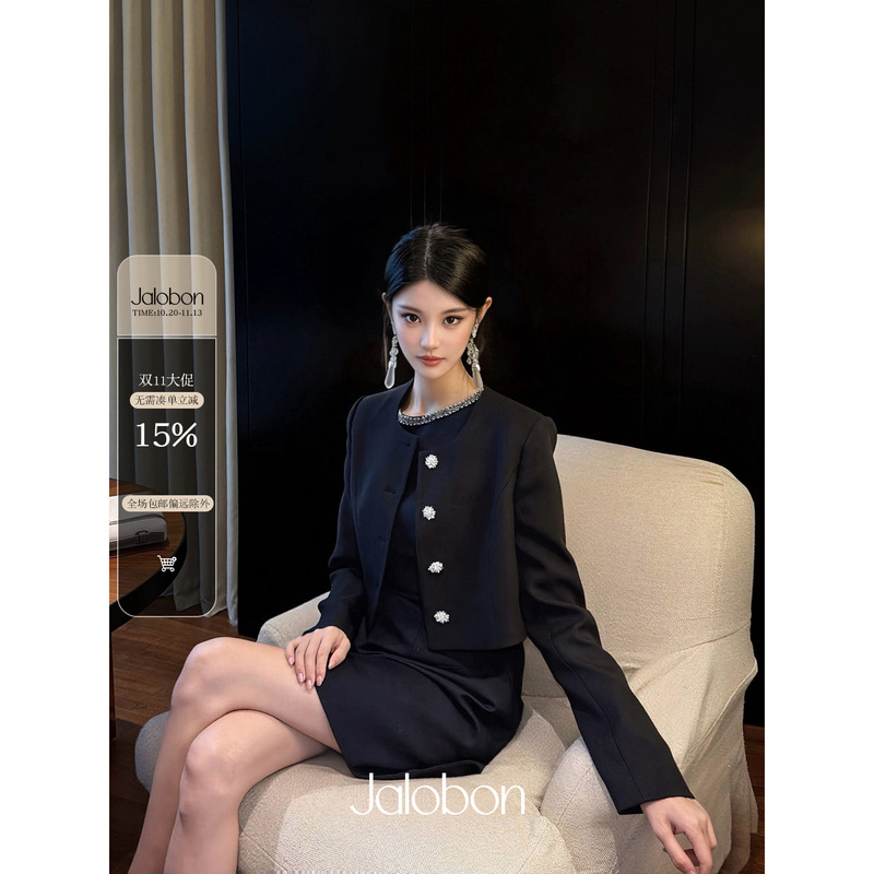 Jalobon Heavy Industry Exquisite Diamond-Encrusted Clasp | High-Density Anti-Wrinkle Twill Matte Suit Fabric | Short and Wide Jacket Jalobon Heavy Industry Exquisite Diamond-Encrusted Clasp | High-Density Anti-Wrinkle Twill Matte Suit Fabric | Short and Wide Jacket