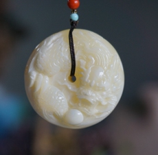 аксессуары для шеи 天然的俄料白蜜蜡立体雕刻龙扣吊坠 搭配了原矿绿松石挂链