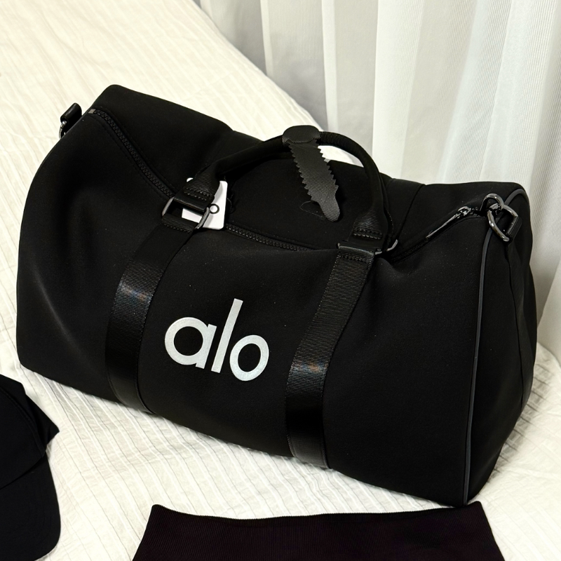 Alo yoga satchel bag: wet and dry separation design, the perfect