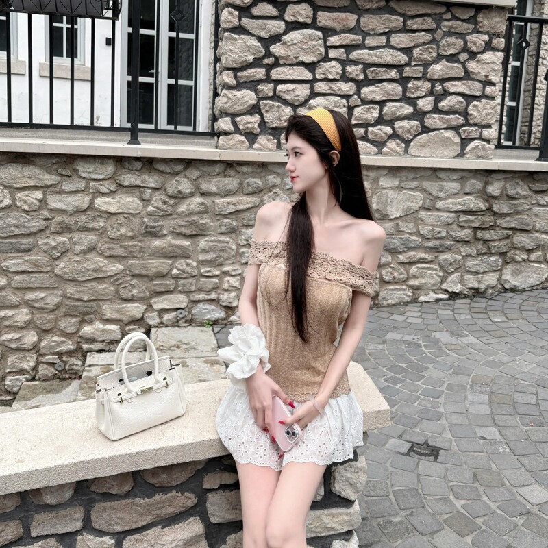 Half Night Banwan [Pellinsula Ice Tea] One-Shoulder Crocheted Cut Out Knitted Top + Lace High-Waisted Cake Skirt