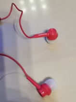 Les nouveaux écouteurs de marque Panasonic associent les écouteurs à la bouche de Panasonic