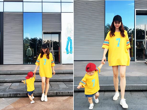 Cha mẹ mẫu giáo mặc áo ngắn tay mẹ Xiamuzi và con gái mặc đồng phục bóng chày cho con bú Áo phông gia đình ba kỳ nghỉ bên bờ biển quần áo gia đình giá rẻ