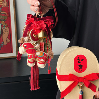 Neujahrsdekoration, hochwertiger anhänger zum jahr des pferdes, fertiges atmosphärenarrangement, geschenkbox zum aufhängen einer ponykutsche, souvenir-neujahrsgeschenk
