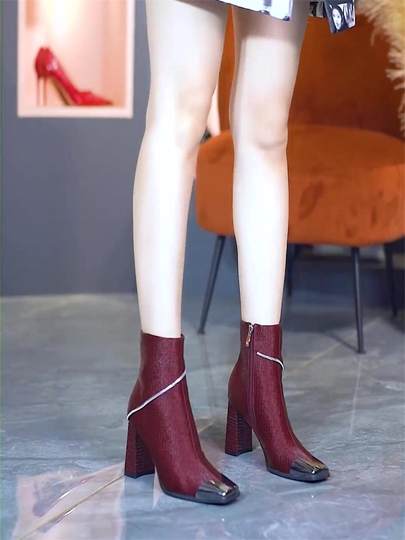 Koreanischer Stil vielseitige und bequeme kurze Stiefel mit hohen Absätzen 2025 Herbst neue Modestiefel aus Metall mit quadratischer Zehenpartie und dickem Absatz und seitlichem Reißverschluss