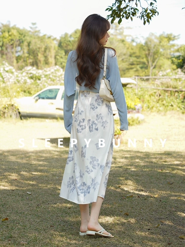 瞌睡兔 Синий весенний летний приталенный корсет, белая длинная юбка без рукавов, в цветочек, облегающий крой