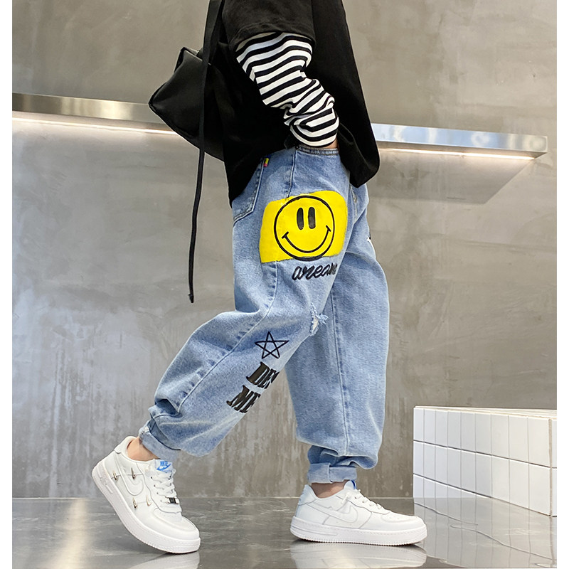 Boys' smiling face printed jeans 2021 new spring and autumn clothes foreign style fashion loose middle and big children's casual pants trend