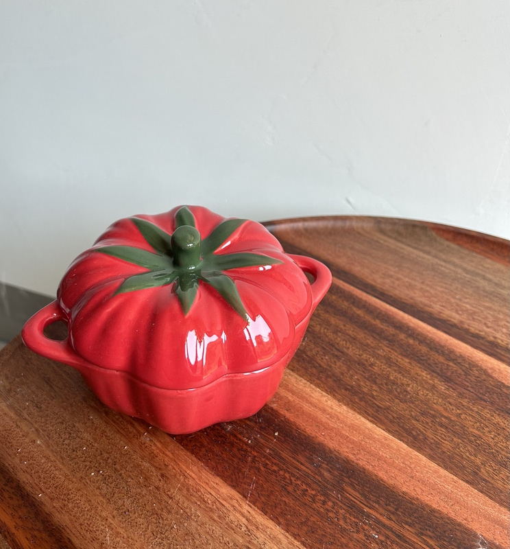 A Tomato-Shaped Portuguese Design Handmade Ceramic Crock Pot for Stewing, High Aesthetic Value Tableware for Home Use A Tomato-Shaped Portuguese Design Handmade Ceramic Crock Pot for Stewing, High Aesthetic Value Tableware for Home Use