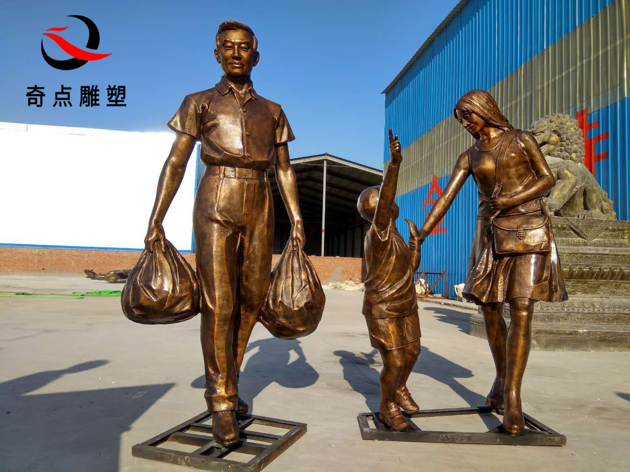 Outdoor Plaza Walkway Street Petty characters a family theme sculpture at the door of a three-port shopping mall shopping street