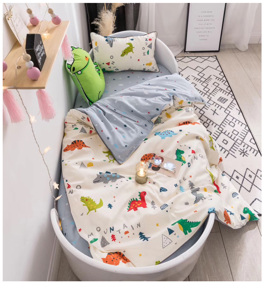[Natsuki] gói xe bông phim hoạt hình khủng long tùy chỉnh Bộ đồ giường ba mảnh bộ đồ giường mẫu giáo cho trẻ em - Bộ đồ giường trẻ em 	ga giường chống thấm cho bé	