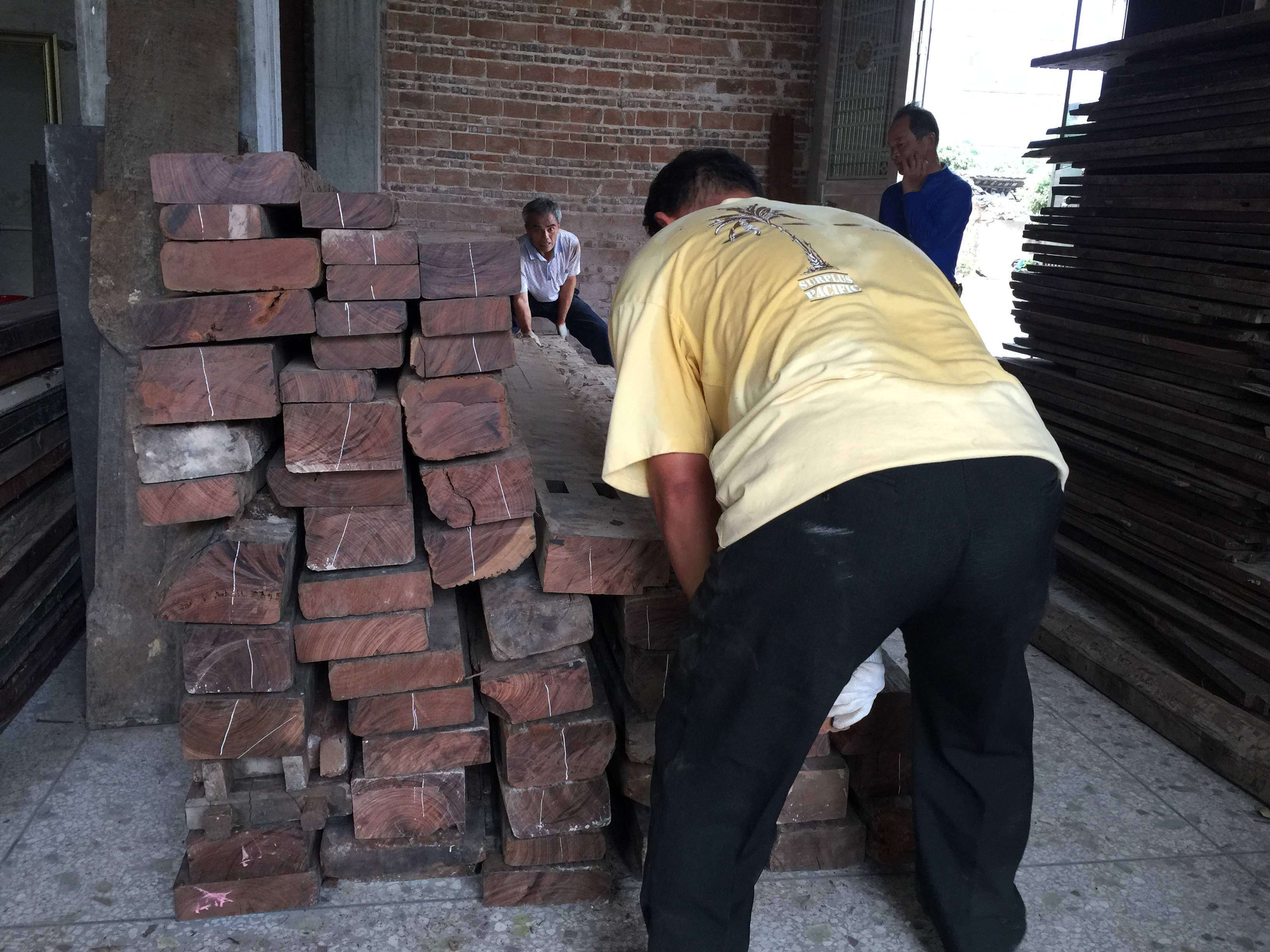 Factory direct sales of iron wood furniture large slabs Tokyo wood demolition house old materials solid wood square materials Ming style antique furniture materials