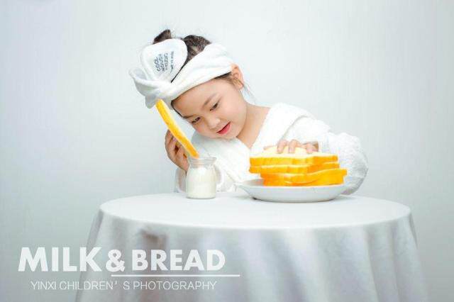 Children's bathrobes early photo photography photo creative model simulation bread slices toast decoration cake props