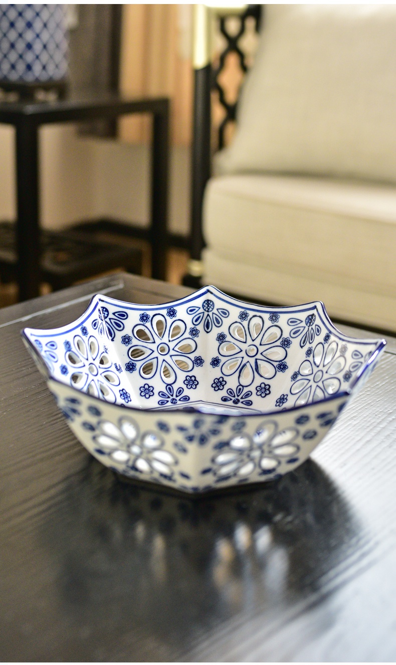 The New Chinese jingdezhen porcelain ceramics hollow - out compote of fruit basin for plate household dry fruit bowl sitting room tea table is received