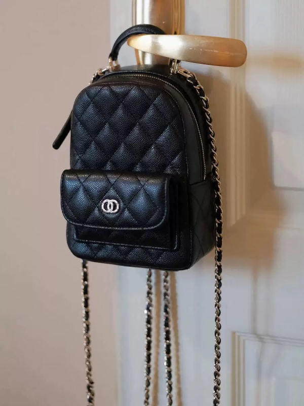 25P New Style Chanel-Inspired Pebbled Leather Mini Backpack with a High-End Feel, Quilted Chain Bag, Fashionable Small Backpack