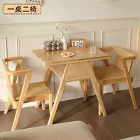 Комбинация одного стола и двух стульев, цвет массива дерева, дизайн из массива дуба * ротанга.