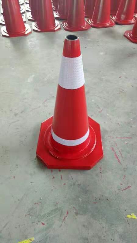 Rubber Road Cone Rubber Cone Red White Spray Paint Road Cone Ice Cream Barrel Tapered Barrel 70cm