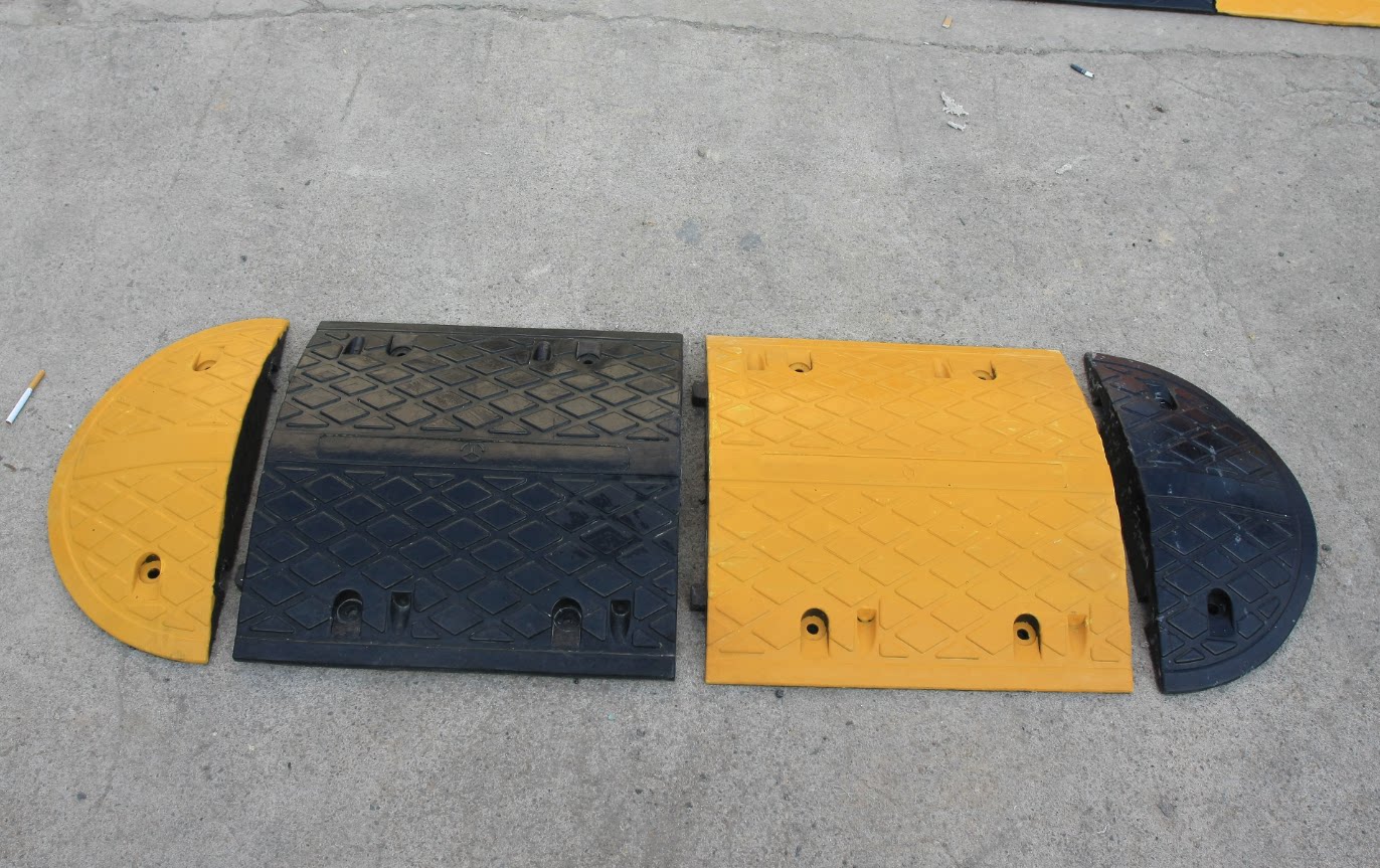 Thickened and widened rubber deceleration belt deceleration plate deceleration ridge 500*500*75mm two years without fading