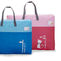 The kindergarten is carried with the bedding bag by hand.