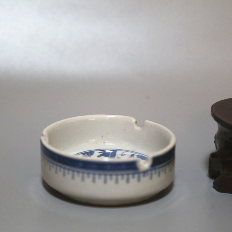 Jingdezhen Cultural Revolution Porcelain Fidelity Old Factory Goods Porcelain Bag for the Elderly People's porcelain factory Bronze Indus Tobacco Ashtray Belt Factory Inscription