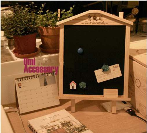 Mini creative wooden house hanging bracket household small blackboard ornaments Message advertising board Fluorescent board