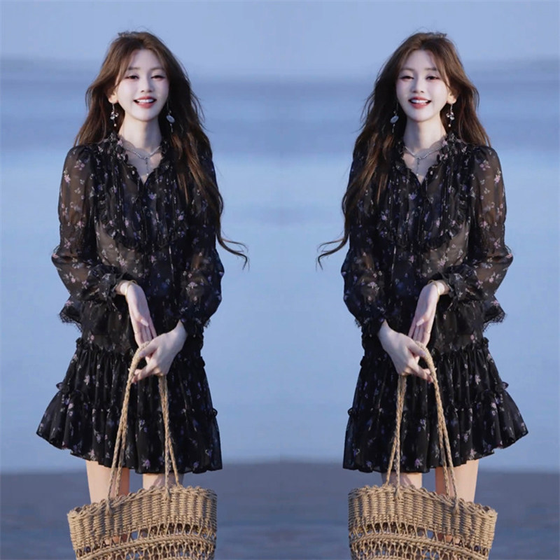 High-End 2026 Summer Fashion New Floral V-Neck Ethnic Style Long-Sleeved Elegant Slightly See-Through Top and Short Skirt