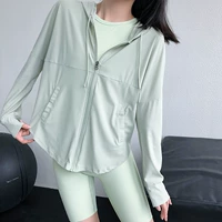 Рукоятка пистолета, спортивная куртка