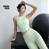 Рукоятка пистолета, майка топ, бюстгалтер