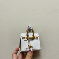 Белый и коричневый дают пони