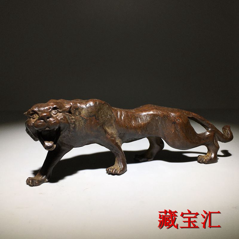 Vintage Solid Copper Tiger Figurine, Chinese Zodiac Tiger Tea Pet, Hand-Held Ornament, Antique Old Object for Decoration and Collection