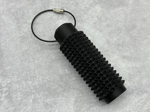 Llavero táctico EDC mostrando su agarre ergonómico