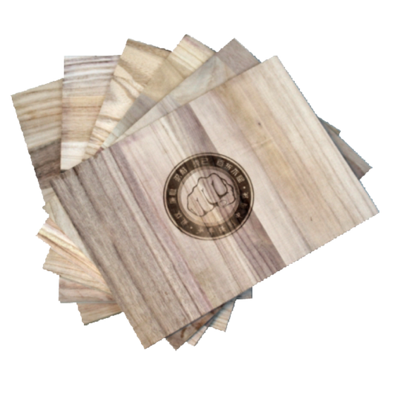 Xiangpai karate taekwondo performance breaks the wooden board