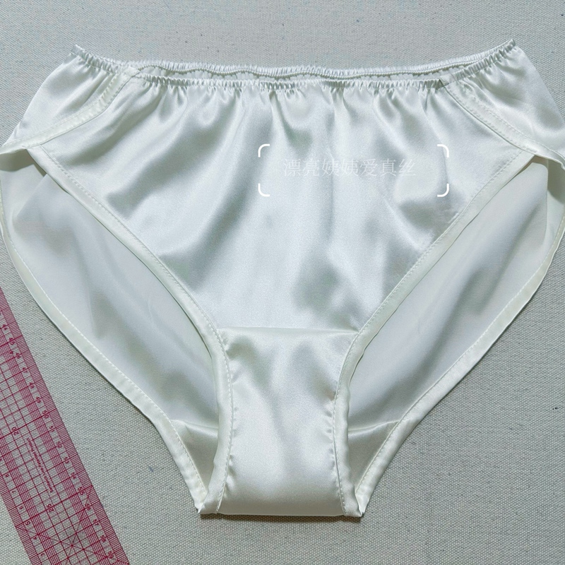 New Mid-Waist Women's Summer High-Slit Non-Binding Extended Crotch Silk Stretch Satin Mulberry Silk Panties New Mid-Waist Women's Summer High-Slit Non-Binding Extended Crotch Silk Stretch Satin Mulberry Silk Panties