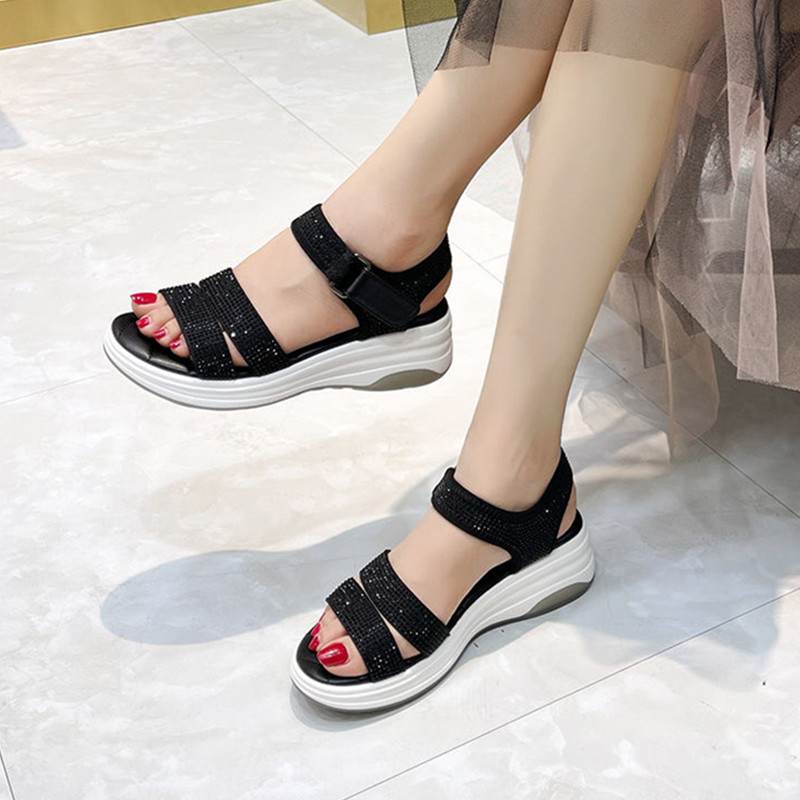 上質な牛革を使用した、夏らしいカジュアルなレディースサンダル。ベルクロ留めのプラットフォーム、ラインストーン付きミッドヒール、ウェッジソール、ソフトソールを採用した、おしゃれなレディースシューズです。