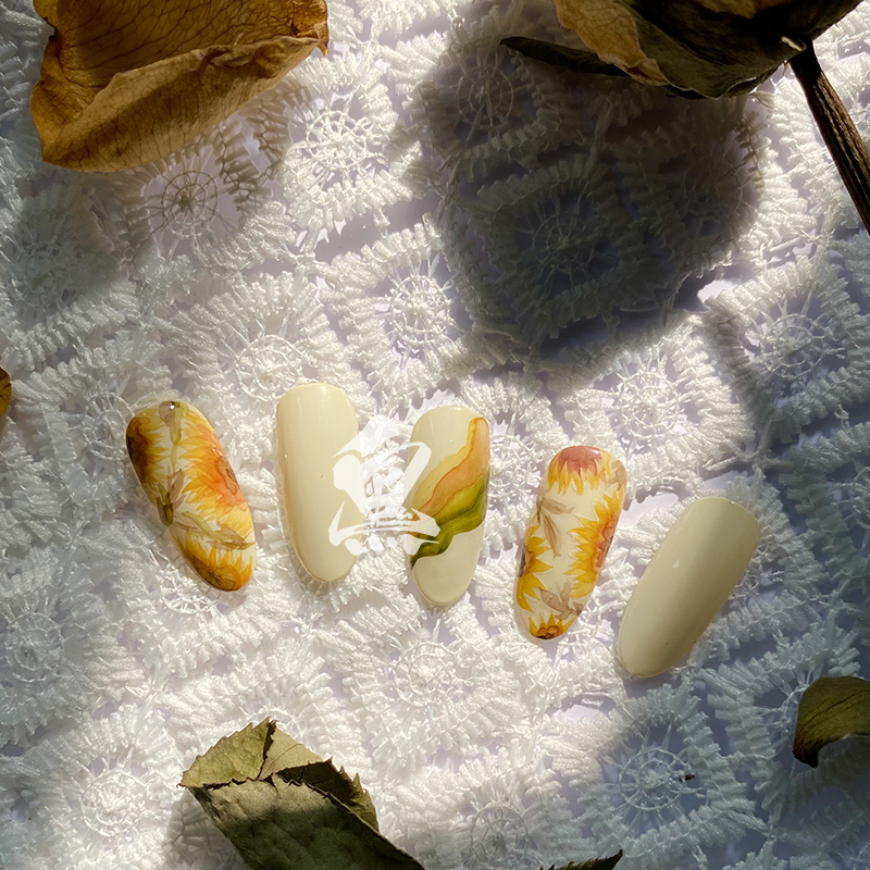 Original Hand-Painted Sunflower Warm Sunshine Gentle Nail Art Simple Chanel Style Fashion Nail Art Gentle Wearable Nails