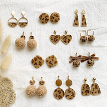 Autumn and winter European and American temperament 100 hitchhiked butterfly knot loving hair suede balls square round geometric earrings BAO WEN Earrings