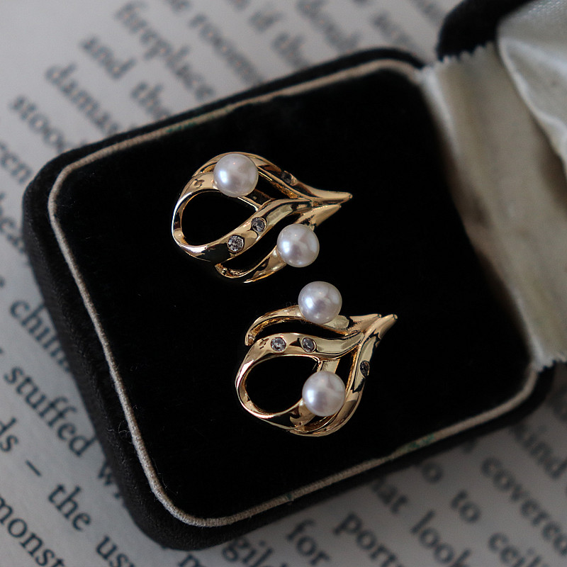 French retro natural freshwater pearl earrings light luxury Hong Kong style high-end S925 silver needle ins niche design women