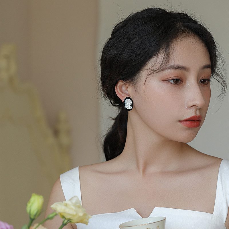 Original natural Black Manau white butterfly Brelief Queen's head European and American lukewarm temperament retro ear pinches